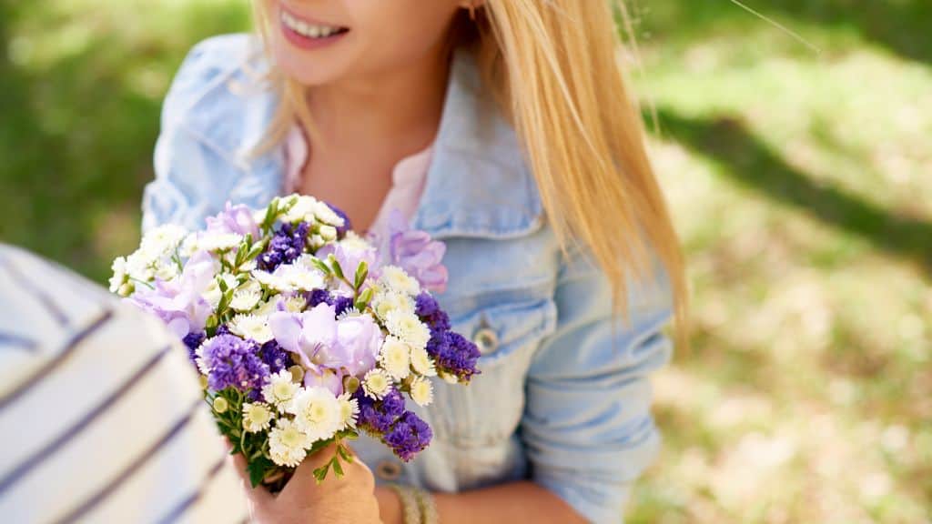 Is it OK to give flowers on a first date?