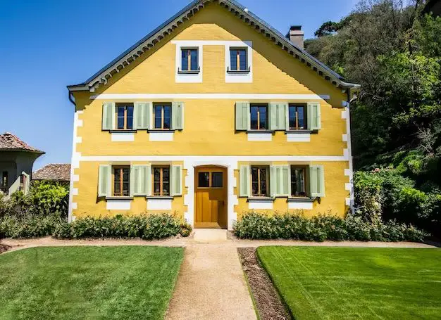 What colors go with yellow exterior house?
